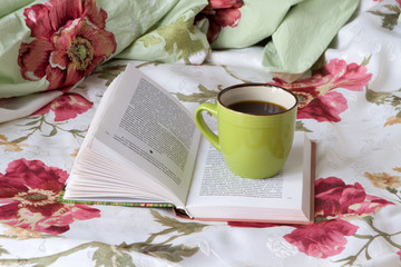 Книжка с кружкой на кровате