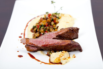 Filet vom Lamm mit Polenta, Soße und Gemüse