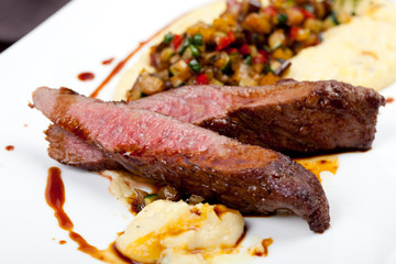 mageres Lammfilet mit leckerem Gemüse und Polenta