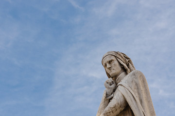 Fototapeta premium statue of Dante Alighieri, piazza dei Signori, Verona, Italy