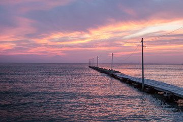 夕暮れの桟橋と電気