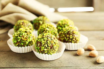 Papier Peint photo Lavable Dessert Tasty homemade pistachio candies on wooden table