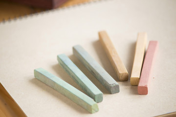 カラフルなパステルとスケッチブック