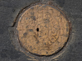 黄色いマンホールの蓋