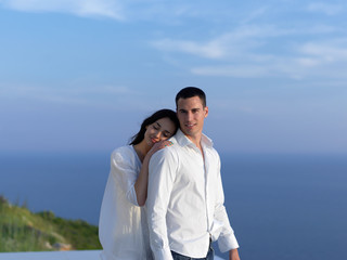 Obraz premium happy young romantic couple have fun arelax relax at home