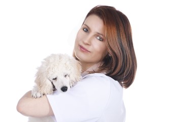 Tierärztin hält Pudel auf dem Arm