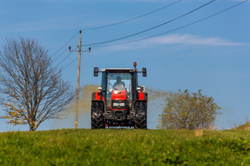 Traktor düngt mit Gülle ein Feld © Gina Sanders