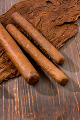 Zigarren und Tabakblätter