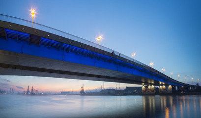 Oświetlony most nad Odrą w Szczecinie - obrazy, fototapety, plakaty