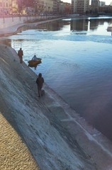 Pescatore sulla darsena Milano