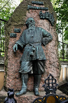 Sculptural monument on the grave of Vladimir Stasov