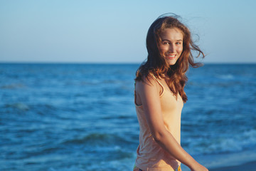 Fototapeta na wymiar Young beautiful girl on the beach
