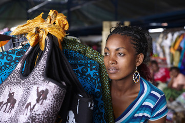 Young woman, working in a street market in Nairobi - obrazy, fototapety, plakaty