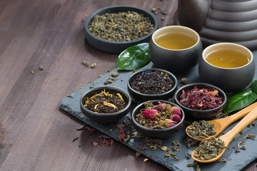assortiment de thés séchés parfumés et thé vert