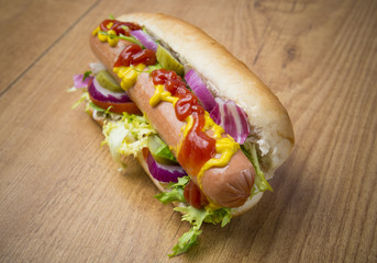 Perrito caliente con ensalada y salsa