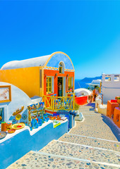 Typische kleurrijke straat in Oia van Santorini-eiland in Griekenland