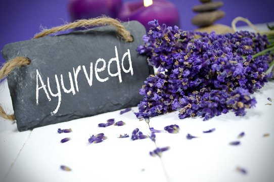 Schiefertafel mit Lavendel und Ayurveda
