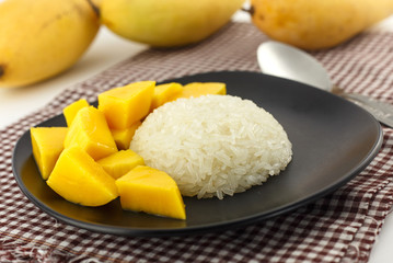Thai dessert - Fresh Mango with sticky rice