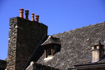 cheminée et toit de Lauze