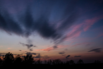 Schöne Wolkenlandschaft im Sonnenuntergang