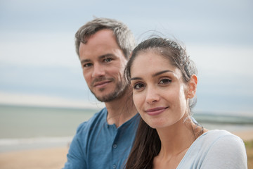 Obraz premium Portrait of a beautiful couple at the beach