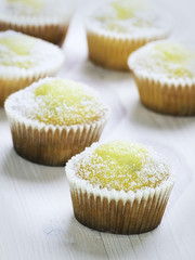 Cupcake per la prima colazione su tavolo di legno bianco