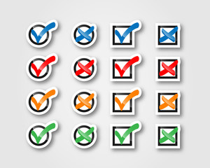 Aufkleber mit Häkchen in verschiedenen Farben