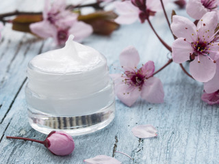 Obraz na płótnie Canvas natural facial cream with fresh spring flowers