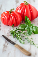 Ochsenherz-Tomaten und Kr&auml;uter