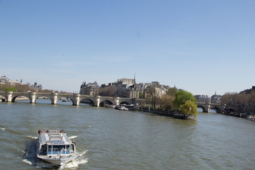 Obraz premium Bateau mouche approchant