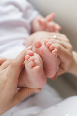 Obraz na płótnie Canvas Baby's foot in mother hands.