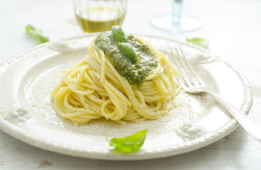 Spaghetti mit Basilikumpesto