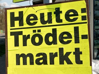 Fototapeta premium Hinweisschild auf Trödelmarkt