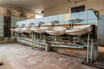 DDR Fabrik Waschraum 02