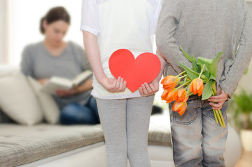 Kinder mit Geschenken