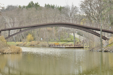 Красивый мост через озеро