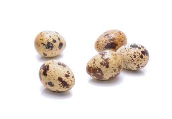 Obraz premium Quail eggs isolated on white background