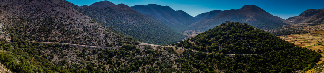 Fototapeta na wymiar Bergige Nida-Hochebene auf griechischer Insel Kreta als Panorama