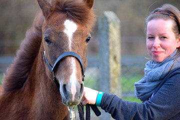 Junge Frau mit einem Pferd