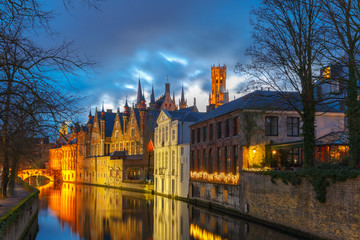 Obraz premium Night cityscape with a tower Belfort and the Green canal in Brug