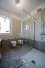 Bagno  moderno con doccia ampia