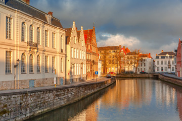 Obraz na płótnie Canvas Bruges canal Spiegelrei with beautiful houses, Belgium