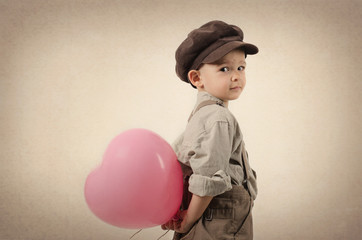 Junge mit Herzluftballon