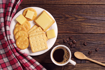 Coffee and crackers with cheese