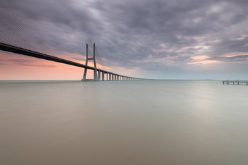 Fototapeta na wymiar Ponte Vasco da Gama num sereno amanhecer