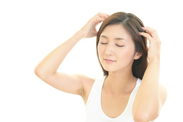 Fototapeta premium ヘアケアをする女性