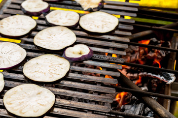 Fette di melanzane sulla griglia del barbecue a cuocere