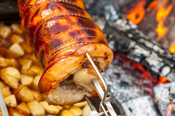 Girarrosto con carne e patate sul barbecue