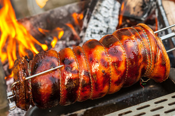 Girarrosto con carne sul barbecue
