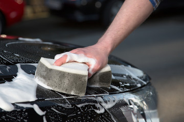 Autohandwäsche mit Schwamm